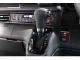 インパネシフトだから視線の移動も少なく足元もスッキリ♪運転席もゆったりしているのでゆとりを持ってドライブできますね!