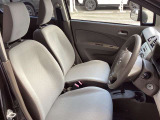 体をしっかり支えるシート形状と程よいクッション性で、運転姿勢を保ちやすい設計。シートポジションを細かく調整することが出来ますので体格に合わせたポジションづくりに対応します。