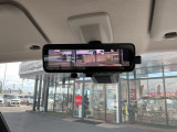 インテリジェントルームミラーです。人や物で視界が遮られてても、車体後部のカメラ映像に切り替えることにより、クリアな後方視界を実現しています。