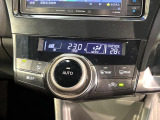 【オートエアコン】一度お好みの温度に設定すれば、車内の温度を検知し風量や温度を自動で調整。暑い&hellip;寒い&hellip;と何度もスイッチ操作をする必要はありません。快適な車内空間には必須の機能ですね♪