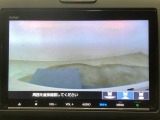 【バックカメラ】運転が苦手な方も車庫入れラクラクです!ギアをリバースに入れれば自動的に切り換わりますので、面倒な操作は不要です♪狭い駐車場もお車を傷つけず安心ですね!