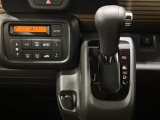 CVT車のセレクトレバーです。低速から高速まで、変速ショックのないスムーズな走りを実現するとともに、エンジン効率のよい領域を維持することで燃費にも貢献します。