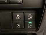 Hondaセンシング用の、VSA(ABS+TCS+横滑り抑制)解除と路外逸脱抑制機能のオンオフスイッチなどはハンドルの右側に装備しています。