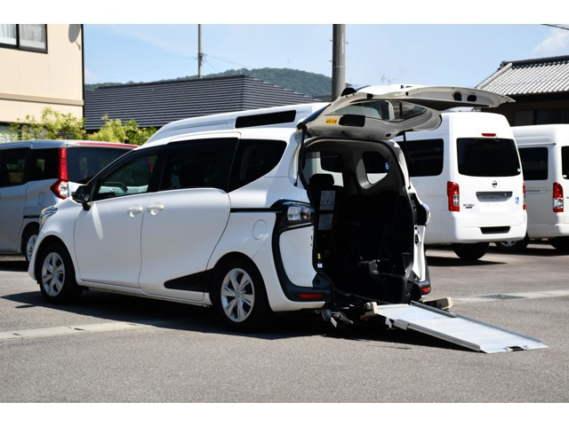 シエンタ 1.5 X ウェルキャブ 車いす仕様車 タイプIII 助手席側セカンドシート付