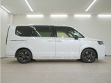 リアには左右スライドドアを採用。狭い駐車場でも開閉しやすく、強風の日でもドアが煽られにくくなっております。小さなお子さまやご年配の方も安心して乗り降りできます。