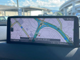 【10.25インチマツダコネクト】車内の雰囲気にマッチした大型ディスプレイ。スマホ接続でのナビ使用やBluetooth再生等、様々な機能が楽しめます。直感的なダイヤル操作が可能で、使い勝手も良好です。