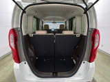 開口部も広く荷物の積み下ろしもしやすいお車となっております。シートの背もたれは5:5の割合で背もたれを可倒でき、前後のシートスライドもできるので荷室をひろげることができます。