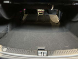 ゆったりとしたトランクルームでございます。たくさんのお荷物の車載が可能でございます。
