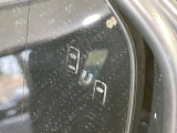 【ブラインドスポットモニター】走行中、ドアミラーの死角になりやすい箇所に後続車が接近するとサイドミラーのレンズに警告を表示!ドライバーに注意喚起をしてくれます。