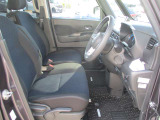 運転席には、シートリフターが付いております☆ 前後のスライドに加えシートの高さも変更出来ますので小柄な女性の方でも運転し易いポジションを取れます♪