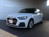 ●一目でAudiとわかる特徴的なシングルフレームグリル・LEDランプ。精悍なフロントマスクからAudiのスマートで上品なブランドを連想させてくれます。女性にも大変ご好評頂いております。