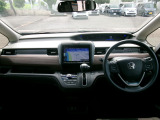 大きなフロントガラスで広々とした視界の運転席まわりです。