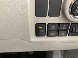 家族でクルマを運転する場合、擦ったりしないか心配ですね。コーナーセンサーも付いてますので、障害物が近づいたら、音で知らせてくれます。