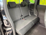 広々とした2列目シートは居住性が高く、居心地も快適!友達や家族とのお出かけにぴったりです。ベビーシートやチャイルドシート使用時も快適にお過ごしいただける十分な空間を確保しています。