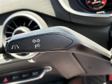【オートライト(AUTO)】外の明るさをシステムが感知して、自動でヘッドライトが点灯します。ヘッドライトをつけ忘れを防ぐ便利機能です。