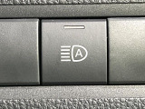 【アダプティブハイビーム】遠くまで明るく照らすハイビームを先行車や対向車に照射しない様、自動で調整!毎回手動で切り替える必要がなく、夜間走行時のストレスも軽減。安全性向上にも寄与します。