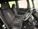 座面も厚みがあり背もたれも高く、広い足元にゆったり座れるシートです。運転席と助手席の間が空いている為、助手席側への移動がスムーズです。交通量の多い道でも助手席側から乗り降りができます。