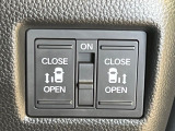 【両側パワースライドドア】スマートキーや運転席のスイッチで後席両側スライドドアの開閉が可能♪電動だから力を入れてドアを開ける必要が無く、小さなお子様でも簡単に開け閉めでき快適です♪