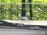 【カラーヘッドアップディスプレイ】現在の速度や走行情報をデジタル表示で運転席前方のガラスに投影!カラー付きで視認性も高く、運転中目線をずらさず必要な情報を確認できるのでとっても便利で安心!