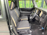 運転席まわりには十分なスペースがあり、大柄な方でもゆったり運転していただける環境です。