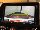 リバースギアに入れるだけで後方の表示へ切り替わります。夜間や雨の日の駐車も楽になりますよ。
