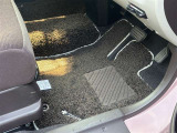 運転席フロアマットです。使用感はありますが、比較的綺麗な状態です。