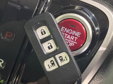 【Hondaスマートキー】カバンやポケットに入れたままでもドアの施錠・解錠が可能なスマートキーを装備。エンジンのオン・オフ時もカギを取り出す必要が無いからとっても便利です♪