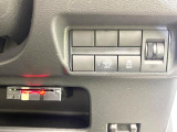【アイドリングストップ】赤信号や渋滞で停車した際にエンジンを停止し、無駄な燃料の消費を抑えます。燃費向上や環境保護につなげる機能♪エンジンはブレーキを離せば再始動します。