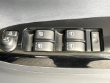 【電動格納ミラー】サイドミラーは電動格納式となっており、狭い駐車場でもキズがつくリスクを抑えられます。
