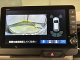 リバースギアに入れるだけで後方の表示へ切り替わります。夜間や雨の日の駐車も楽になりますよ。