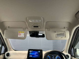 運転席のサンバイザーにはバニティーミラーも付いています。身だしなみチェックには欠かせません。