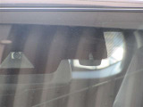 車線逸脱や人などを検知する単眼カメラです