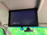 【後席モニター】家族や友人とお出かけする機会が多い方に大人気の後席モニターを装備!見やすい位置に画面がありテレビやDVDの視聴も快適!友達もお子様も、後席にしか乗らなくなるかも??
