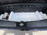 トランクルームにはパンク修理キットがあります。