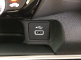 【充電用USBポート】スマホなどの充電に便利なUSBポートがついています!