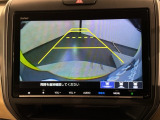 リバースギアに入れるだけで後方の表示へ切り替わります。夜間や雨の日の駐車も楽になりますよ。