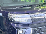 【LEDヘッドライト】悪天候や夜間走行時も良好な視界を確保し安心して運転できる高輝度LEDヘッドライトを装備!点灯速度が早く、消費電力も抑えられています。