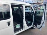 中古車をお選びいただく際に気になる走行距離や修復歴などに加えてキズ・凹みの有無・状態や消耗品の交換、今までの整備状況が &ldquo;ダイハツ認定中古車カルテ&rdquo;でわかります。