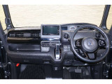 操作性に優れた運転席となります!小物入れや各ボタンの配置にこだわり、使いやすいです!座り心地もよく視認性も良好なのでロングドライブもお任せ下さい!