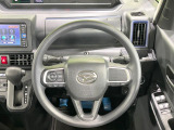 インテリアに合わせたデザインのステアリングは、運転される方のことも考え、運転しやすい形状、大きさです。是非一度、実際に触ってお確かめください。