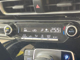 【オートエアコン】一度お好みの温度に設定すれば、車内の温度を検知し風量や温度を自動で調整。暑い&hellip;寒い&hellip;と何度もスイッチ操作をする必要はありません。快適な車内空間には必須の機能ですね♪