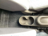 手の届きやすい場所にドリンクホルダーがありますので長い時間の運転の際に便利です。
