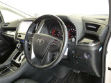 高級感のある運転席回り♪乗っていて落ち着けるデザインです。もちろん使い勝手もとても良いです。