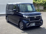 狭い駐車場でも、スライドドアならチャイルドシートへのお子さまの乗降や荷物の積載もスムーズ。