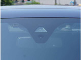 【アクティブセーフティブレーキ】前方の車両や障害物を検知し、ドライバーが回避操作を行わない場合に自動的にブレーキを作動させます。