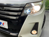 【LEDヘッドライト】悪天候や夜間走行時も良好な視界を確保し安心して運転できる高輝度LEDヘッドライトを装備!点灯速度が早く、消費電力も抑えられています。
