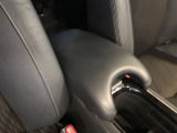 【アームレスト】運転時の疲労軽減にもなるアームレストがついています!