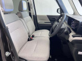 ゆったりと座れる運転席シートですのでストレスなく運転が出来ますよ!
