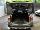 ゆったりとしたトランクルームでございます。たくさんのお荷物の車載が可能でございます。