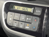 【オートエアコン】一度お好みの温度に設定すれば、車内の温度を検知し風量や温度を自動で調整。暑い&hellip;寒い&hellip;と何度もスイッチ操作をする必要はありません。快適な車内空間には必須の機能ですね♪